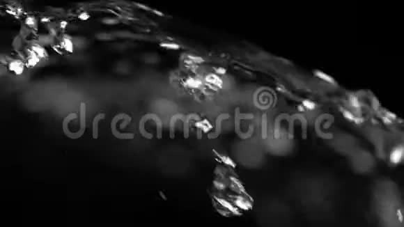 清澈的水波飞溅滴在黑色慢动作特写视频的预览图