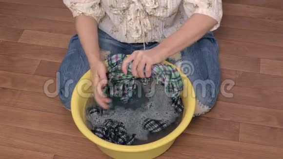 女人洗衣服视频的预览图