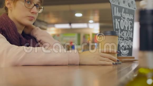 女人手里拿着纸杯咖啡视频的预览图