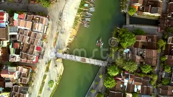 全景河海滨和老海安彩色屋顶视频的预览图