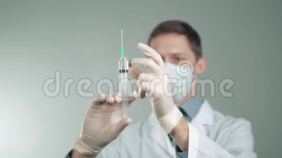 一位男医生正在准备一个注射器用一种药物注射病人的医疗护理视频的预览图