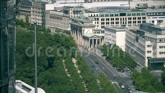 勃兰登堡门和美国驻德国柏林大使馆视频的预览图