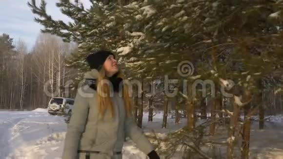 冬天快乐的女孩年轻的女人在大自然中散步视频的预览图