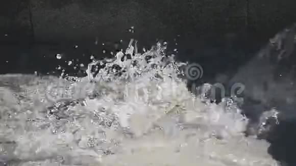 水射流慢速运动水滴和溅在空中视频的预览图