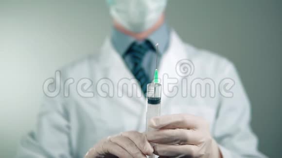 医生正在准备注射拿着一个注射器手套里拿着药医疗保健视频的预览图
