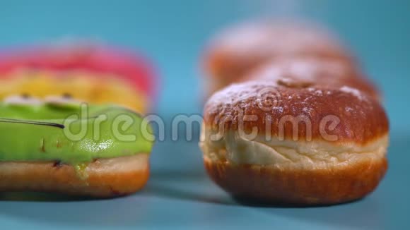 新鲜的奶油面包和五颜六色的甜甜圈视频的预览图