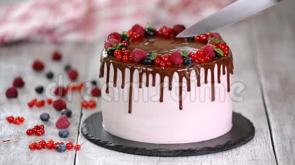 美丽的自制蛋糕和夏日浆果巧克力糖霜在白色的桌子上视频的预览图
