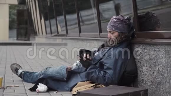 使用智能手机的无家可归者视频的预览图