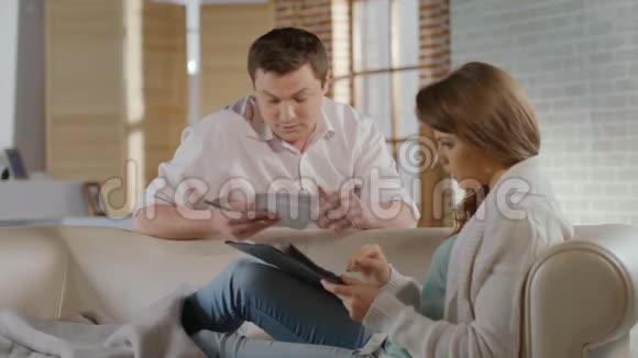 男人女人为金钱问题争吵家庭关系危机视频的预览图