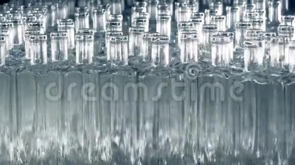 半透明打开瓶子前进和侧时光流逝视频的预览图