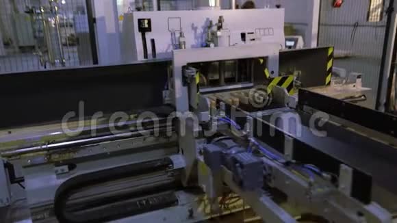 家具厂室内家具厂木工工厂的现代机器视频的预览图