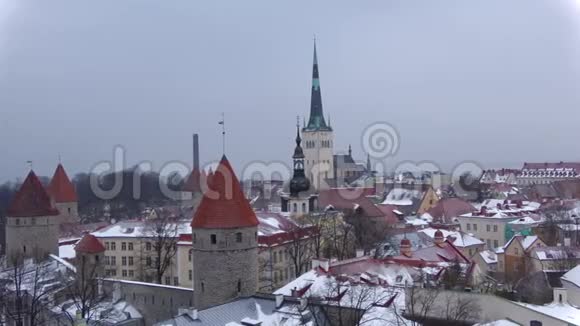 在三月降雪时俯瞰奥列维斯斯特圣奥拉夫教堂的老城全景爱沙尼亚塔林视频的预览图