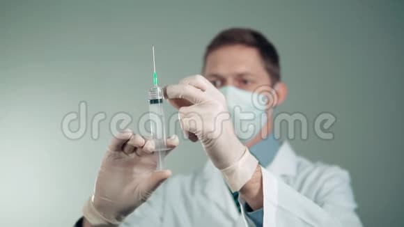 医生拿起注射器里的药慢动作急救病人视频的预览图