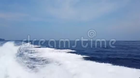来自水面的游船的波浪太阳的光和地平线与蓝色的海洋视频的预览图