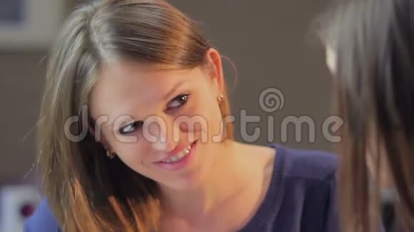 微笑的女人在餐馆聊天争吵的朋友视频的预览图