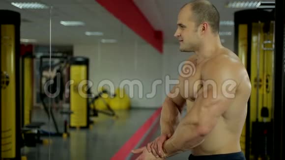 健身者锻炼后在镜子里荡漾肌肉对结果满意视频的预览图