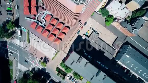 从高空俯瞰城市街道和现代摩天大楼屋顶视频的预览图