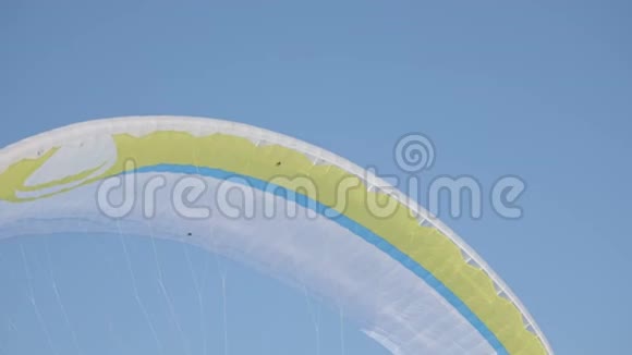 冬季运动明亮的黄色降落伞在蓝天上视频的预览图