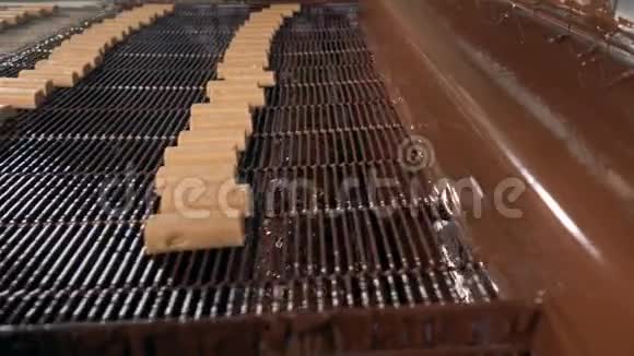 近距离观看用巧克力倒入糖果的过程视频的预览图