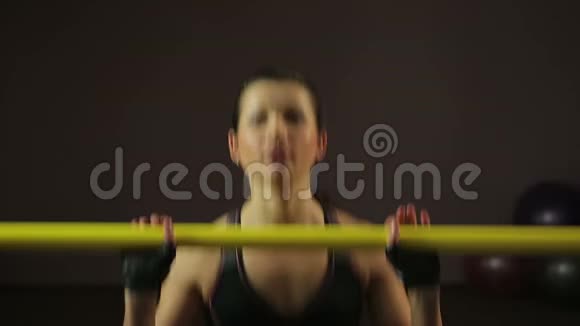 有动力的强壮女人在健身房里做加权蹲过着健康的生活视频的预览图