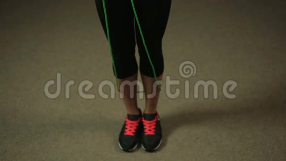 穿着舒适运动服跳绳的美女视频的预览图