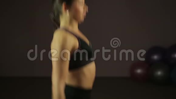 有教养的美女在健身房做跳绳运动健康生活视频的预览图