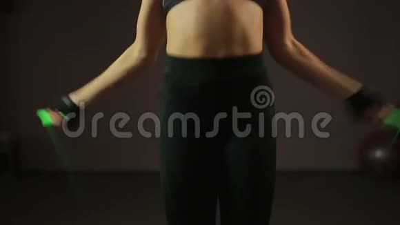 活跃的年轻女性做跳绳运动拥有美丽健康的身体视频的预览图