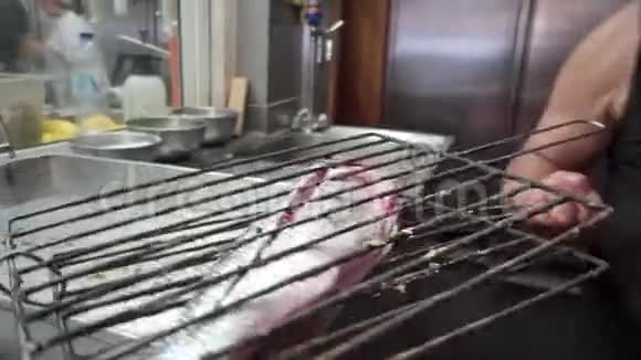 盐腌金鱼烧烤视频的预览图