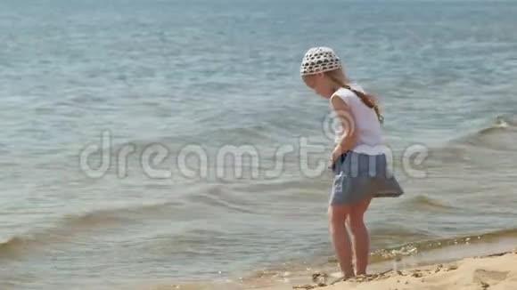 学龄前女孩在夏天走在河边视频的预览图