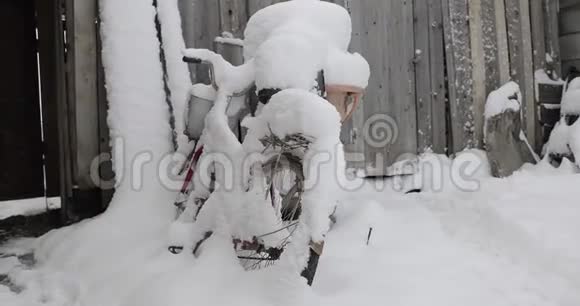 冬天在雪地里骑自行车视频的预览图