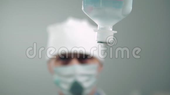 戴口罩和手套的医生准备一个滴管视频的预览图