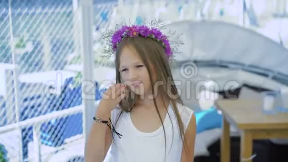 可爱的年轻女孩环顾四周对着海湾酒吧的摄像机微笑4K视频的预览图