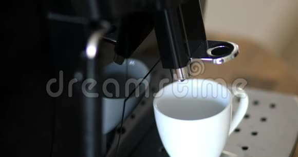 用咖啡机准备黑咖啡视频的预览图