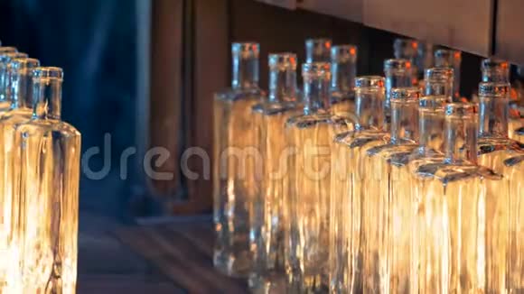 玻璃制成的瓶子反射着火光正在被媒体移动视频的预览图