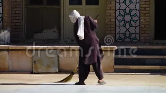 在赫拉特星期五清真寺前打扫卫生视频的预览图