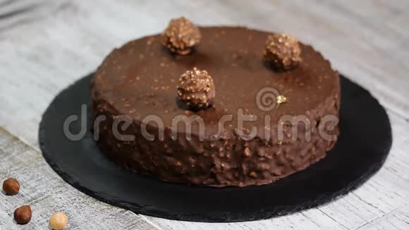 糕点厨师用金叶蛋糕装饰巧克力蛋糕视频的预览图