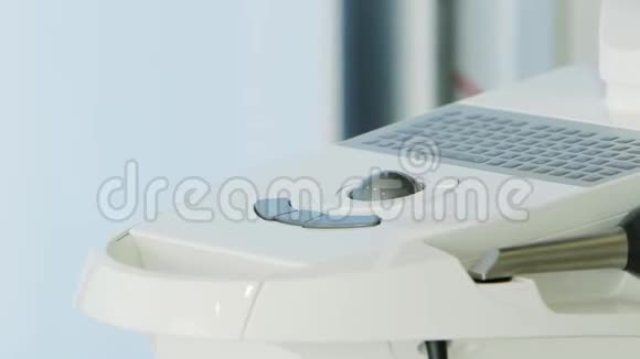 三维牙齿扫描仪装置显示在白色牙科办公室豪华牙科诊所内部配备工具牙科视频的预览图