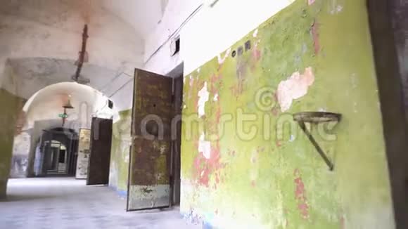 废弃腐朽的监狱走廊视频的预览图