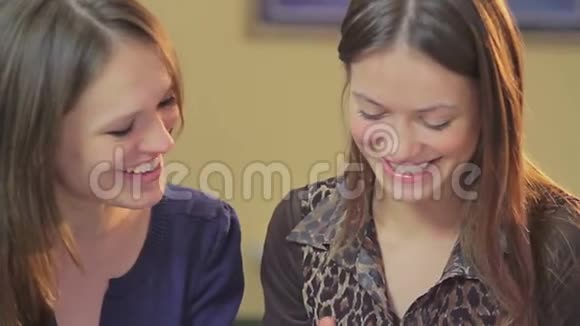 微笑着笑着美丽的女人分享咖啡馆朋友的照片视频的预览图