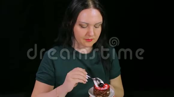 一个黑黑肤色的女人正在喝咖啡吃蛋糕视频的预览图