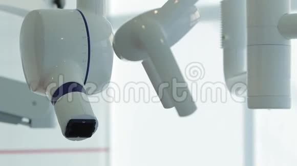 白色牙医办公室豪华的微型牙科诊所内部带有显微镜照相机和望远镜取景器视频的预览图