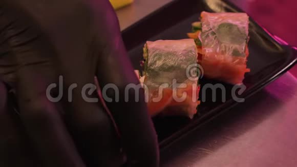 厨师摆放蔬菜美味卷视频的预览图