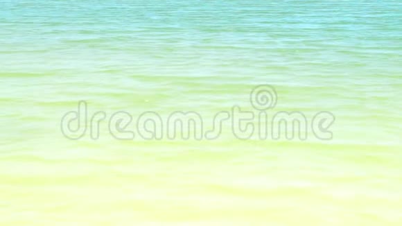 平静的绿松石海背景波浪在水面蓝色的海洋上夏日碧海柔波视频的预览图