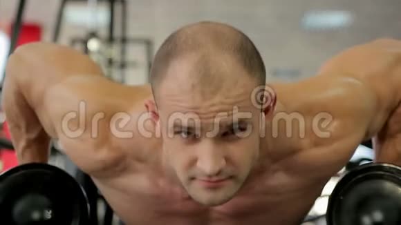 成功自信的肌肉男做俯卧撑看镜头视频的预览图