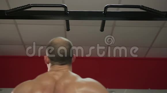 健美运动员拥有完美的肌肉做着伸展运动准备比赛视频的预览图