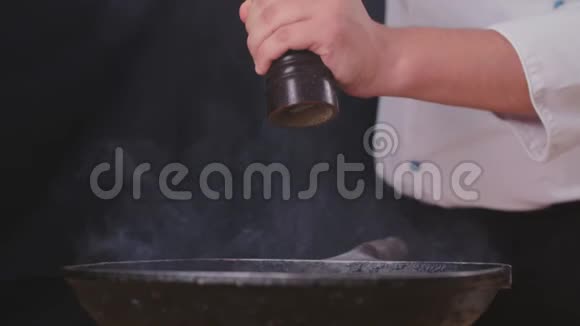 厨师手辣椒食物视频的预览图