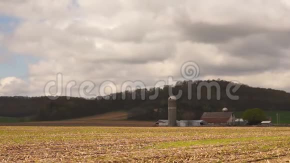天气笼罩着一个乡村的维安农场视频的预览图