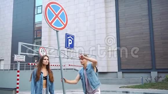 男人在街牌前与穿着休闲风格的女士摆姿势视频的预览图