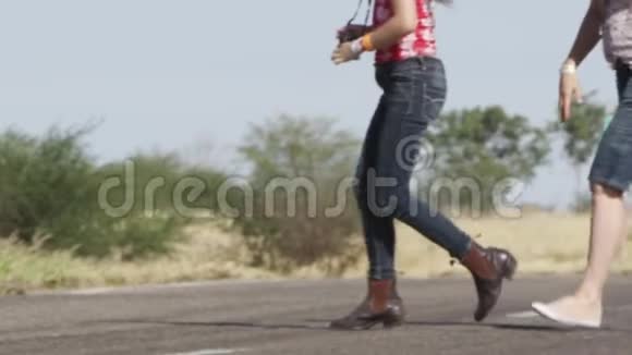 女人慢吞吞地走在路上视频的预览图