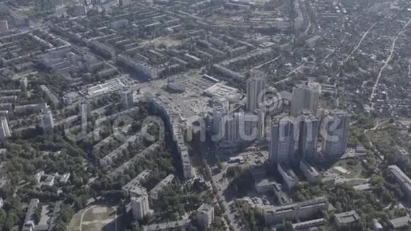 大城市鸟瞰图阳光明媚的夏日卡尔科夫市住宅区的无人机拍摄视频的预览图